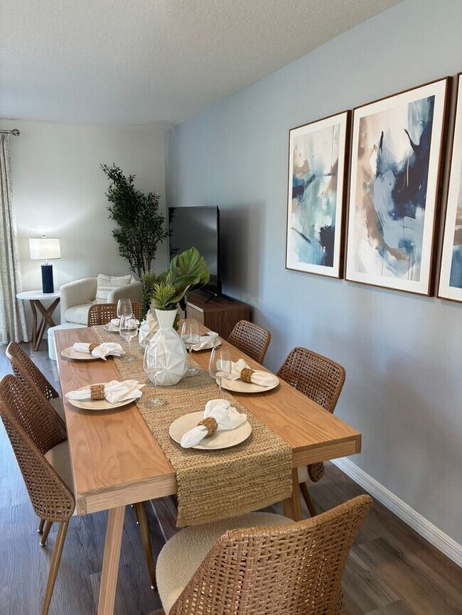 Building Photo - 3 Bedroom, 2.5 Bath Townhome