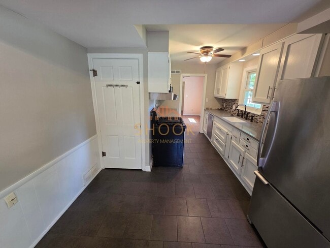 Building Photo - Cozy 3 BR Home Close to Campus and the Res...