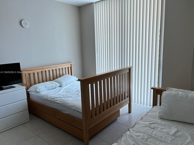 Building Photo - 1111 SW 1st Ave