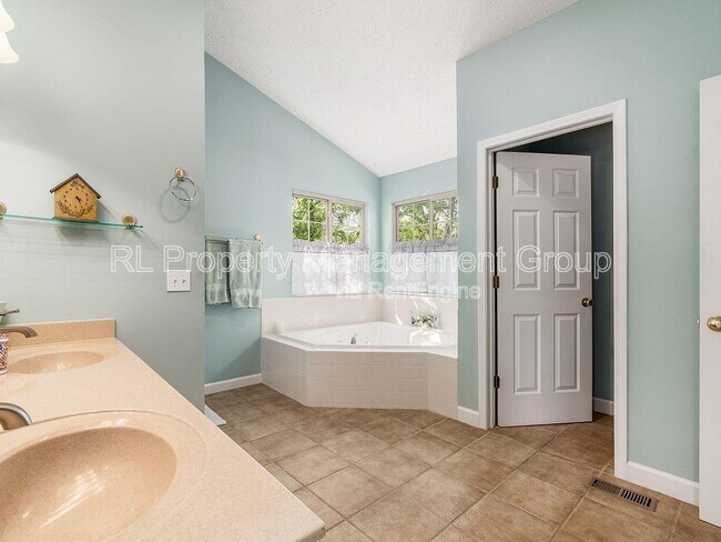 Building Photo - 5551 Ainsley Dr