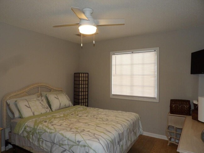 Building Photo - 4622 Greenbriar Dr