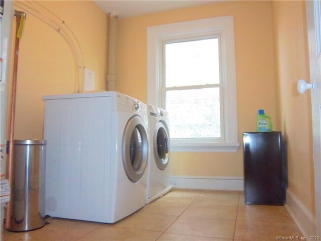 Building Photo - 270 College St