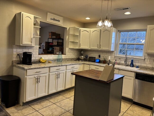 Building Photo - Gorgeous 3 Bedroom 2 Bathroom House!