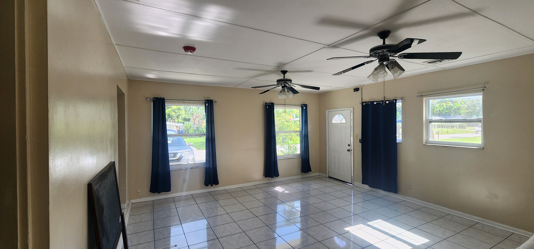 Building Photo - 303 Floral Dr