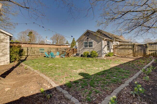 Building Photo - Charming 2 Bedroom 2 Bath Home In The Heart Of Downtown Mebane With Massive Fenced In Yard!!