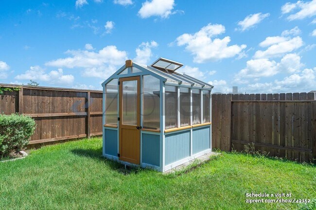 Building Photo - 18818 Lake Ridge Dr