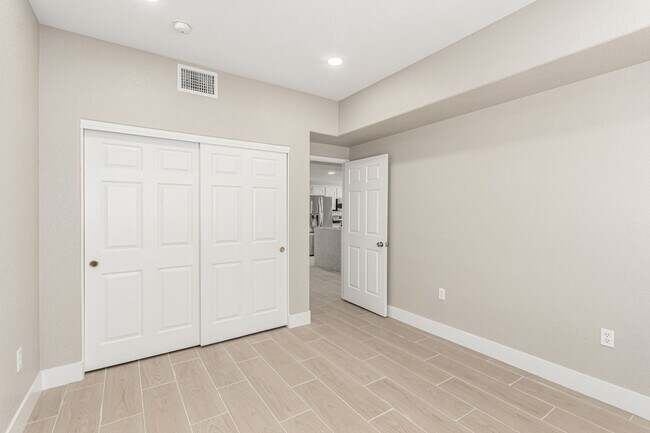 Building Photo - Upgraded 2 Bed 2 Bath with attached 1 Car ...