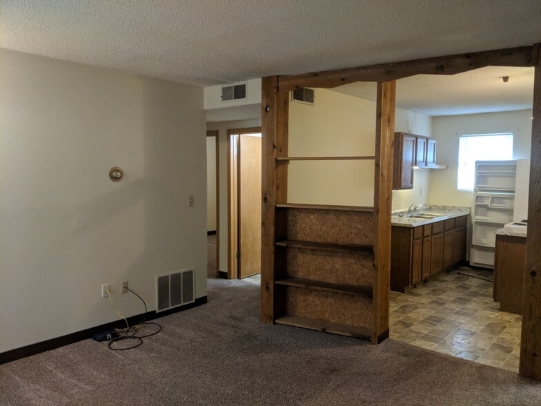 Building Photo - 708 W 12th St