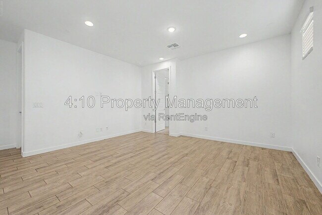 Building Photo - 3241 E Malibu Dr