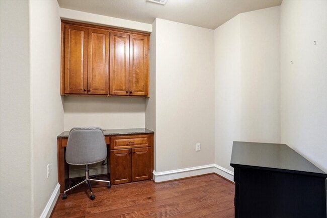 Building Photo - 301 Watermere Dr