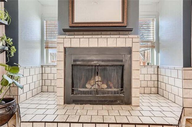 Building Photo - Great Location!  Updated Bungalow 2 bed, 1 bath with a bright open floor plan, plenty of natural ...