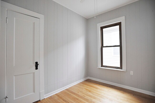 Building Photo - 5714 W Dakin St