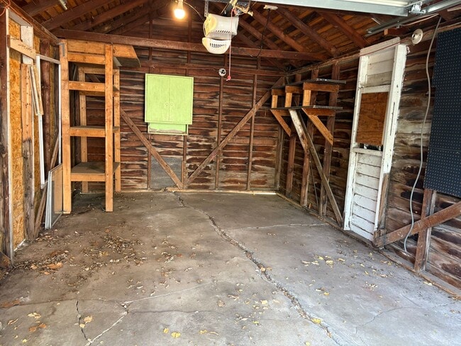Building Photo - 1053 N Terrace