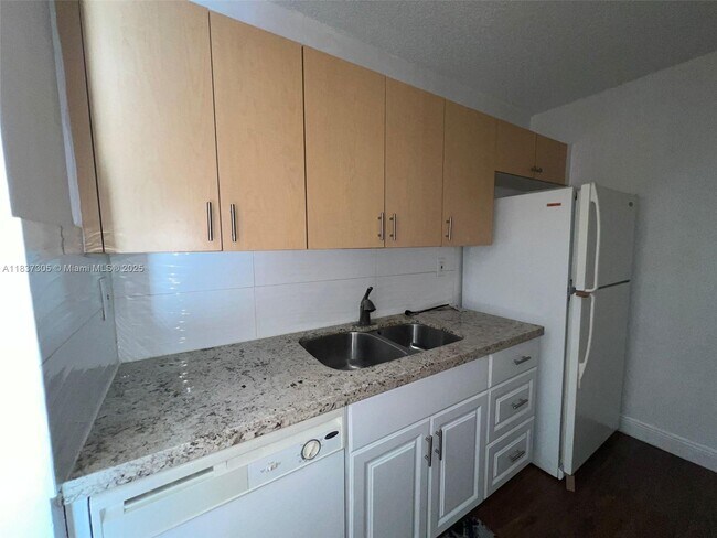 Building Photo - 1129 Lake Victoria Dr