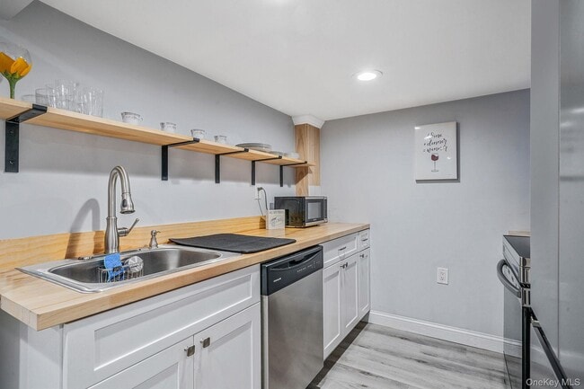 Building Photo - 10 Community Rd