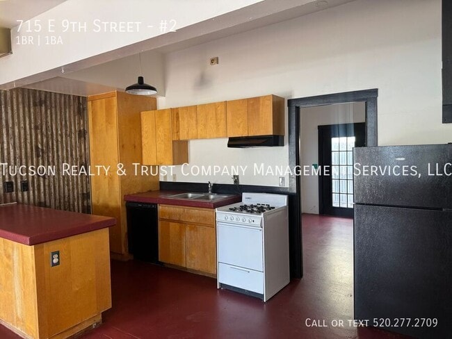 Building Photo - 715 E 9th St