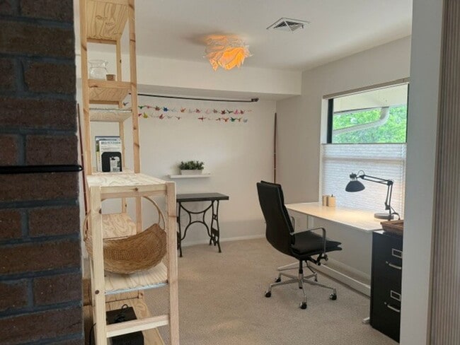 Building Photo - Semester leases available-Quality Fully Furnished Apartment, All-Inclusive, Flexible Terms, Near ...