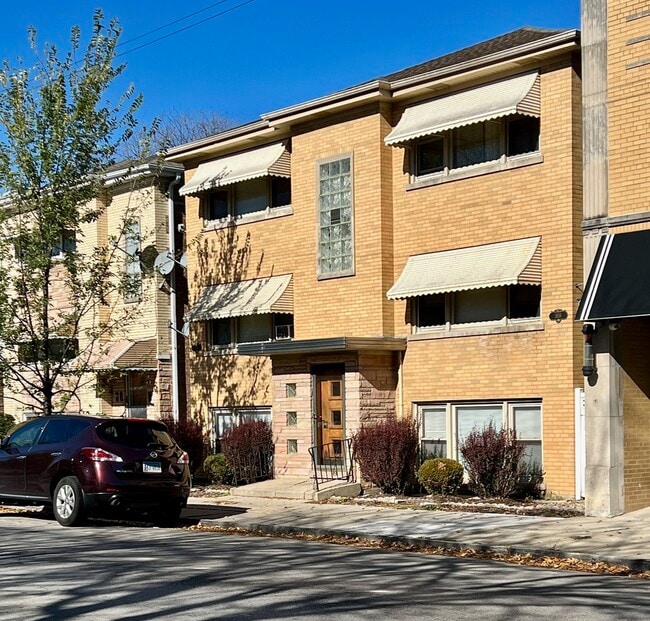 Primary Photo - 5816 W Montrose Ave