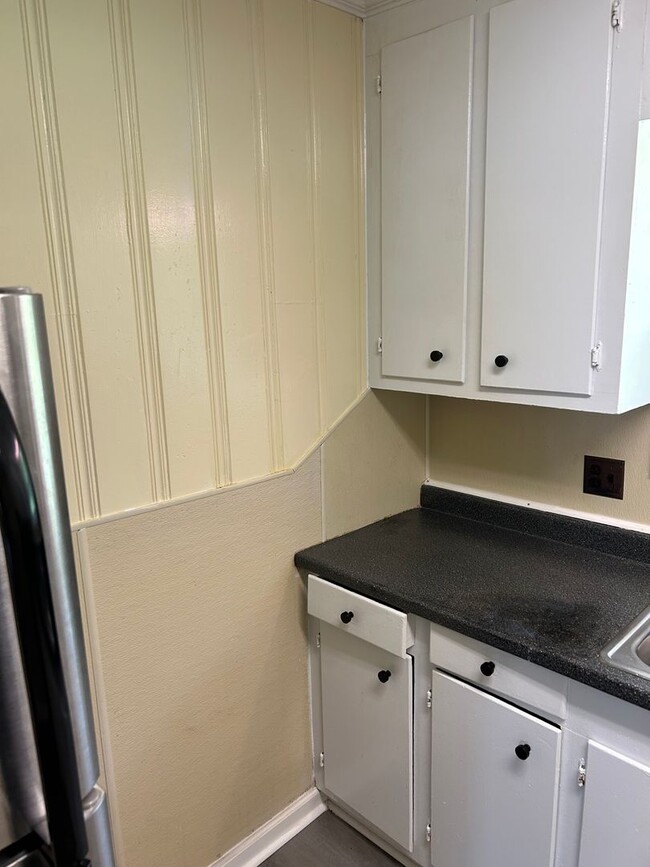 Building Photo - 3 Bedroom 1 bathroom Renovated! 5 minutes ...