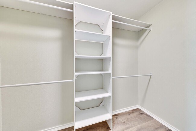 Building Photo - 5609 Silver Screen Dr
