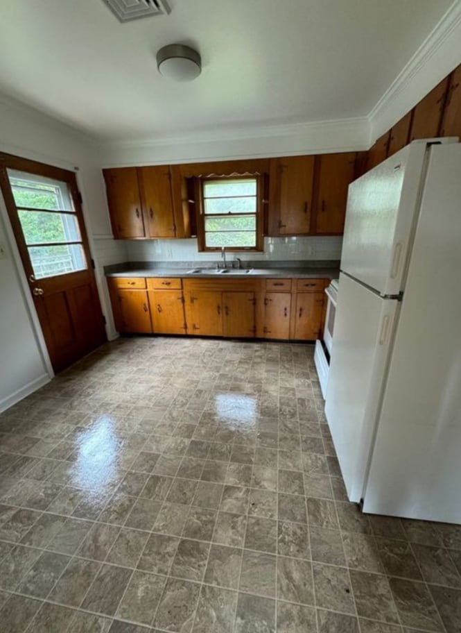 Kitchen - 9826 Village Hwy