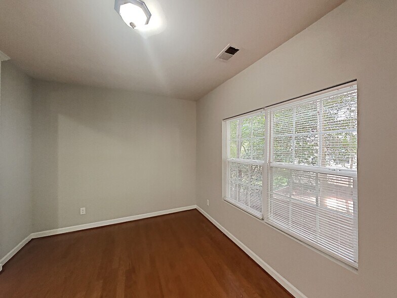 Building Photo - 202 River Hills Dr