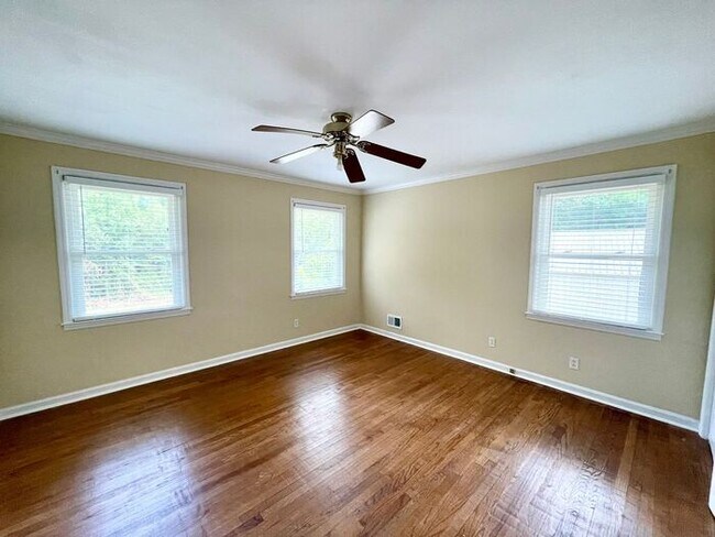 Building Photo - Lexington- Offering Self Guided Tour with RENTLY!