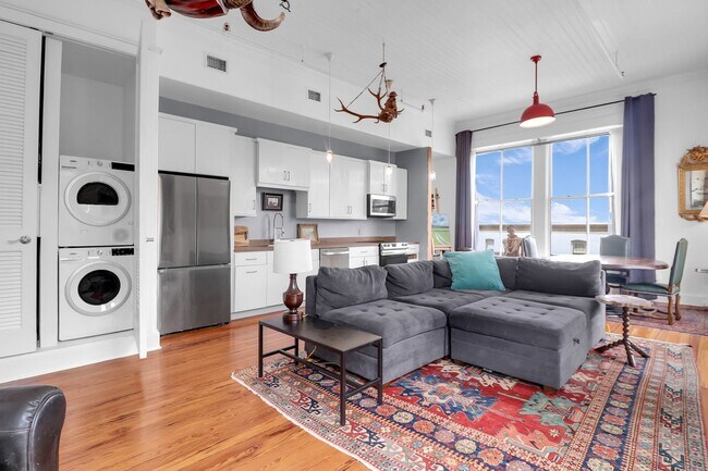 Building Photo - Stunning Corner Loft in the Heart of Historic Downtown Savannah