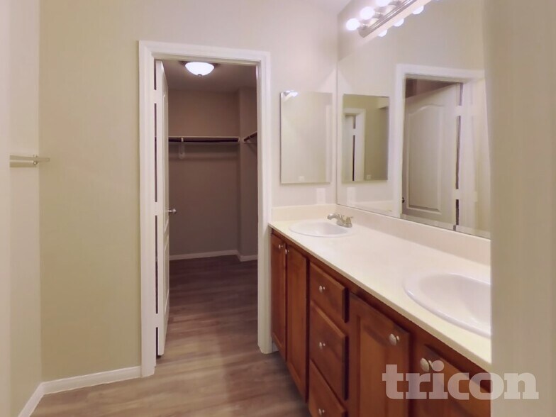 Building Photo - 6309 Sereno Springs St