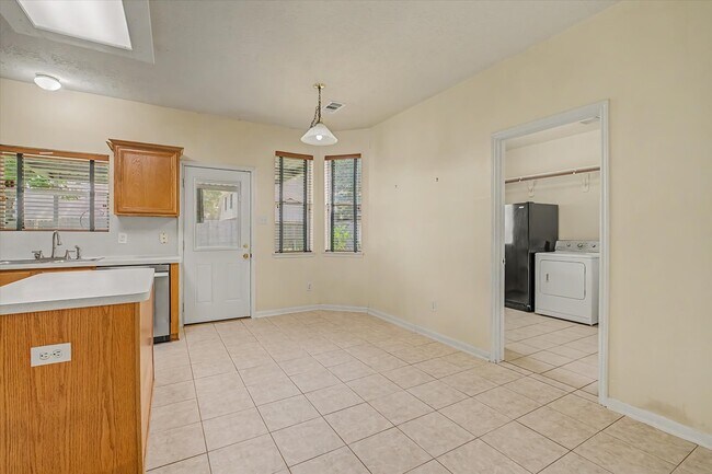 Building Photo - 10840 Sycamore Dr N