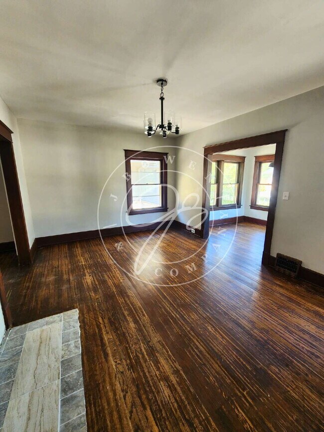 Building Photo - Spacious upper unit 2 bed 1 bath! Convenie...