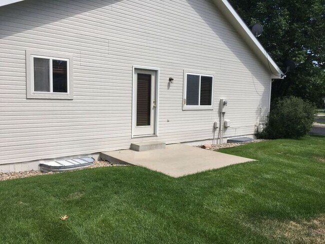 Building Photo - 4 Bedroom, 3 Bath Ranch Style Home with 2 ...