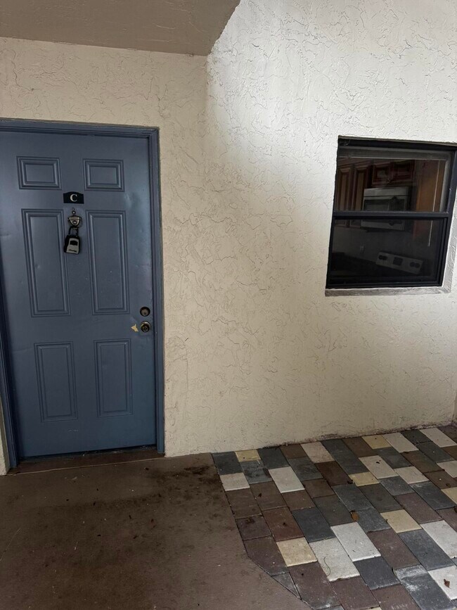 Building Photo - 1525 Lake Crystal Dr