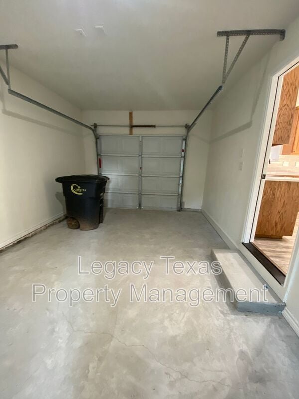 Building Photo - 702 S Wilhite St