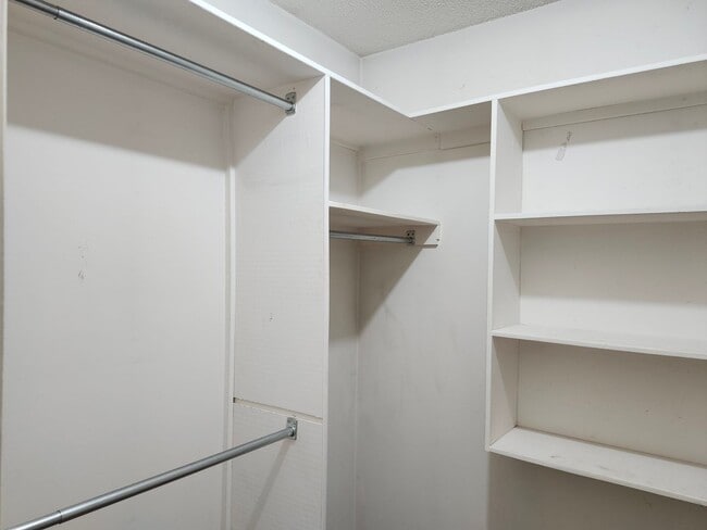 Building Photo - Spacious 4 bedroom 2 bath home in North HI...