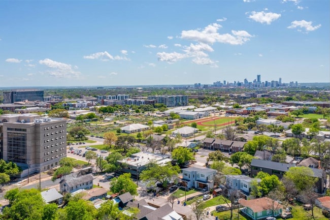 Building Photo - 5000 Lynndale Dr