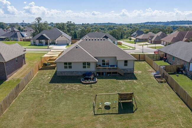Building Photo - Modern Living: Spacious 5 Bed, 2 Bath Home...