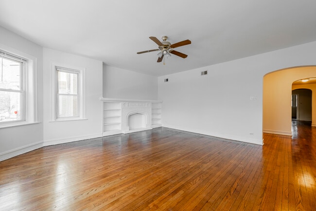 Building Photo - 7831 S Kingston Ave