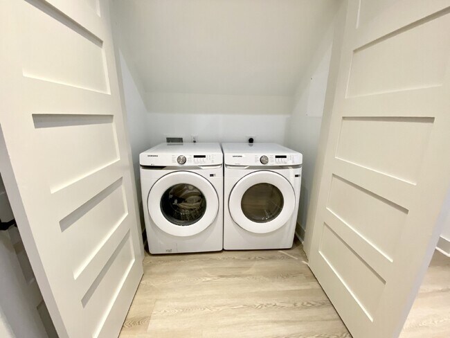 Building Photo - One Bedoom w/ Office Space, In the Heart of Old Town Bluffton!