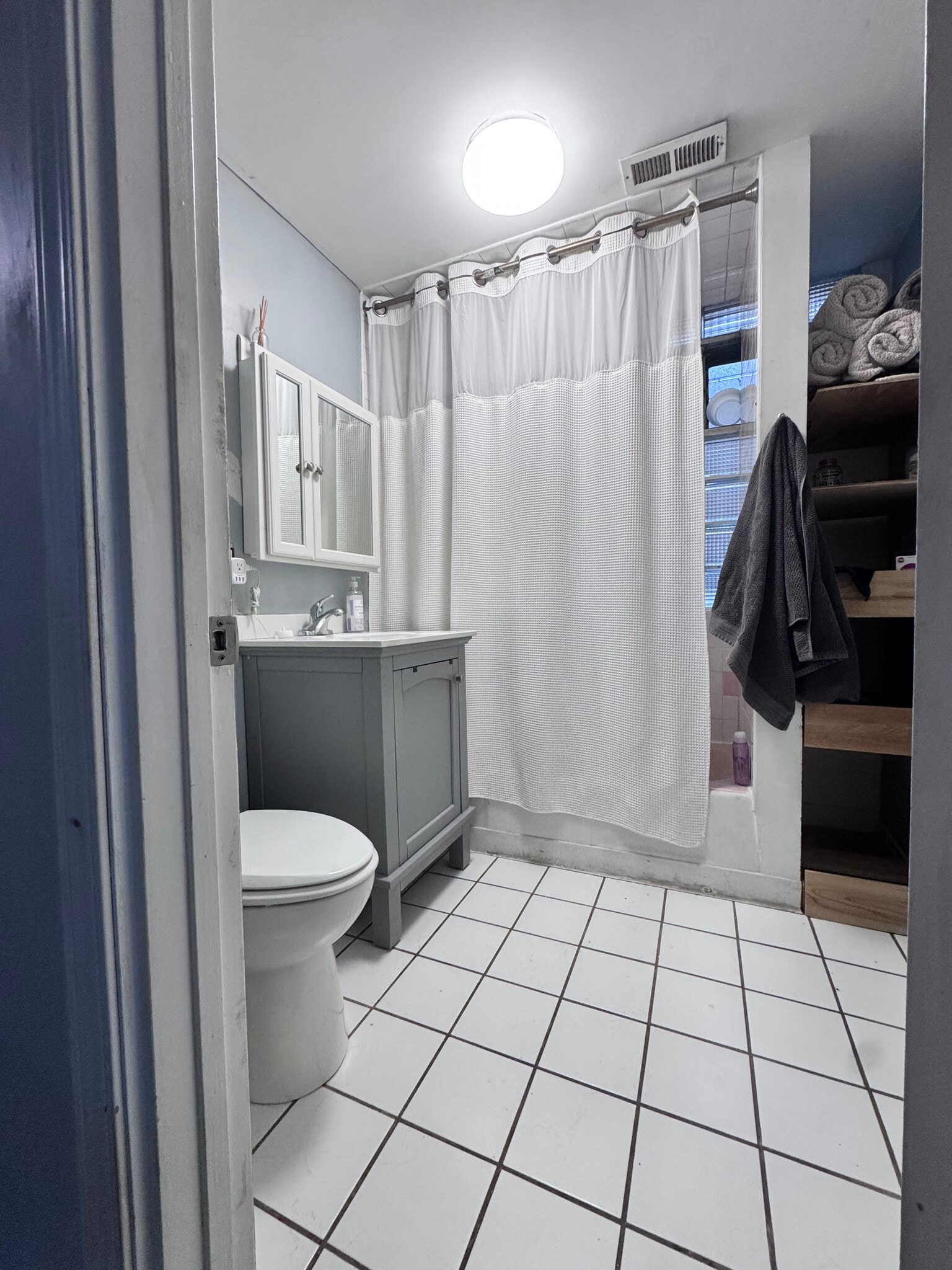 Building Photo - 2559 W Fullerton Ave