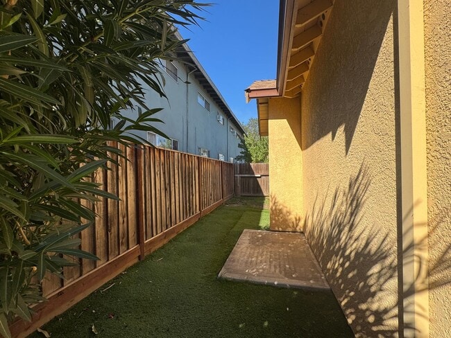 Building Photo - Newly Redone Charming 2 Bedroom!