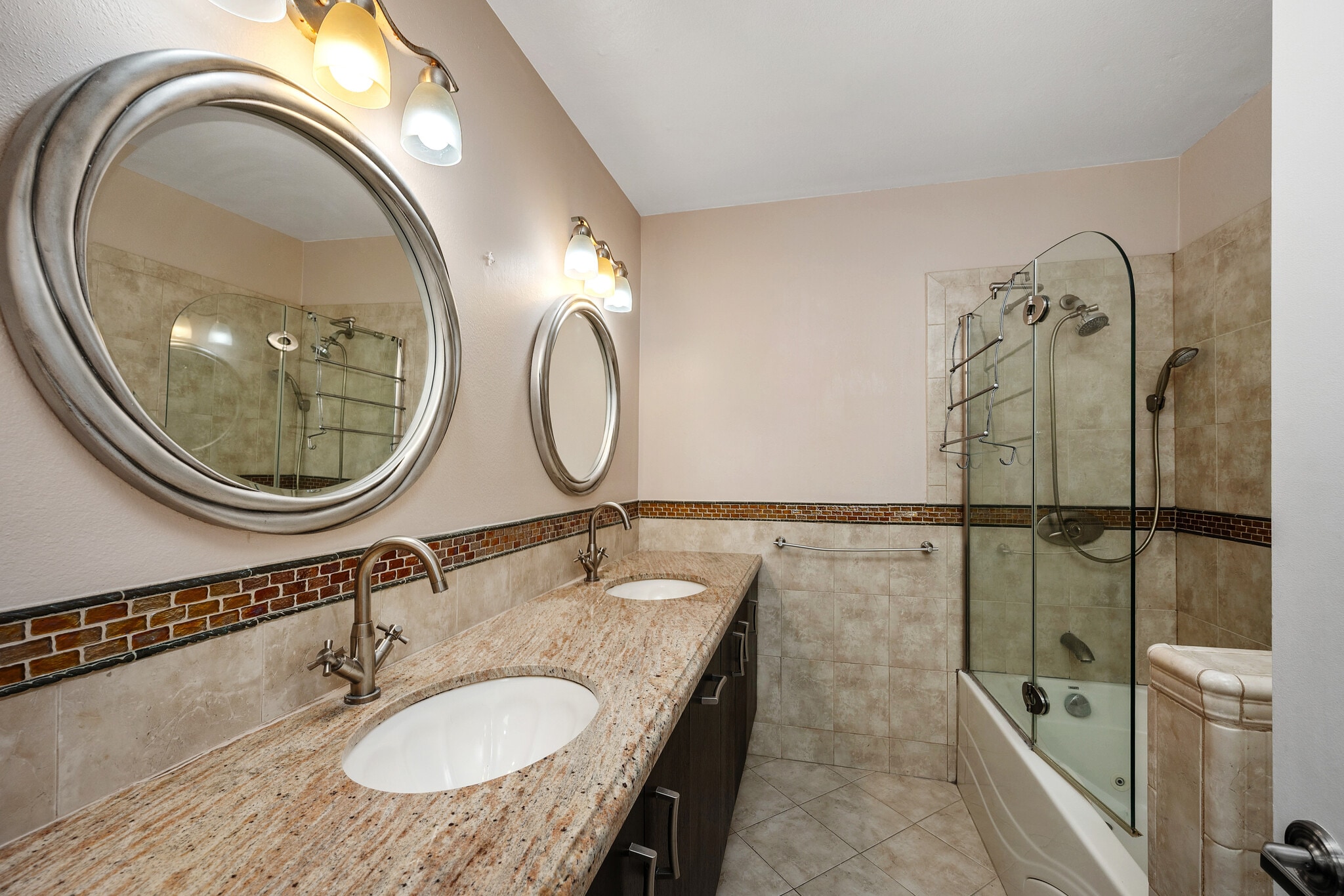 Shared bathroom - 4930 McConnell Ave