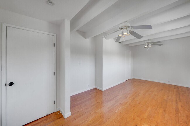 Building Photo - Private 2-Bedroom Fair Oaks Duplex with Gated Driveway & Garage!
