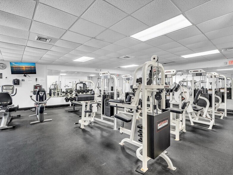 Building Photo - 3725 S Ocean Dr