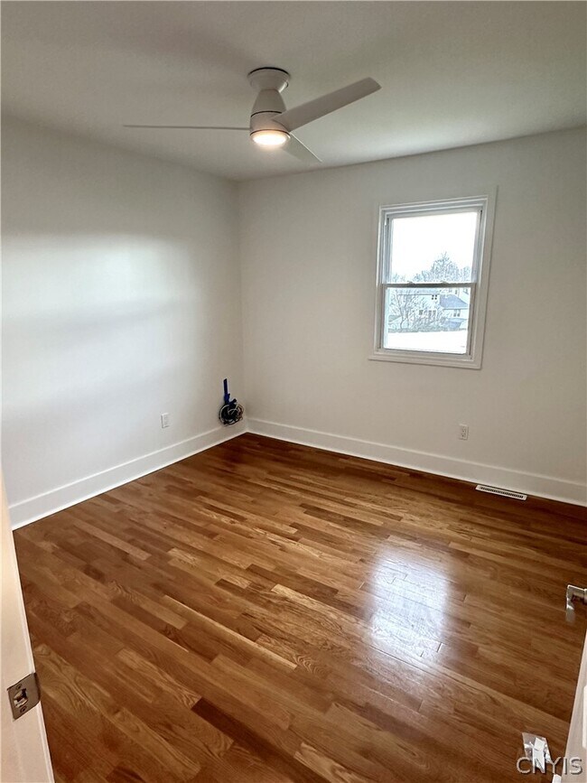 Building Photo - 8662 Bayview Dr
