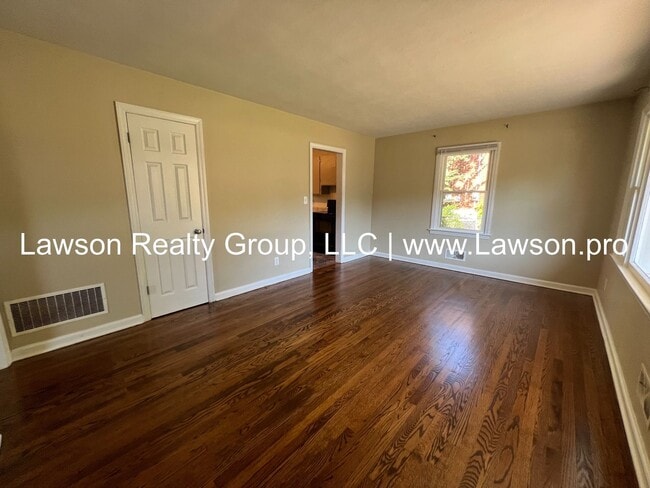 Building Photo - Three Bedroom Home - Convenient Location!