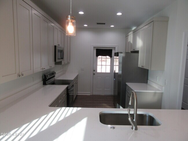 Building Photo - 2811 N Panama Ave