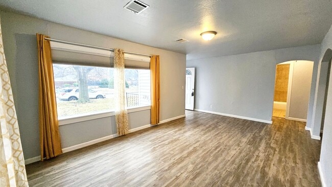 Building Photo - Home in Bethany Schools