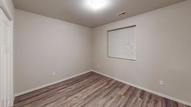 Building Photo - 3 bedroom 2 bathroom townhome with 1 car garage