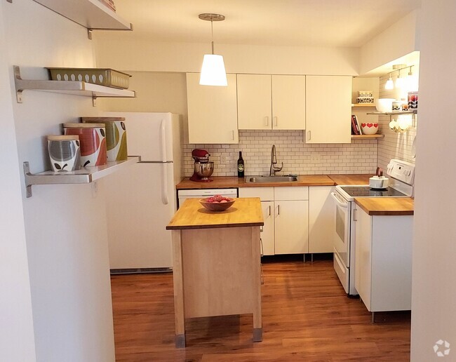 Kitchen With Tile Backsplash - 39 Higgins St